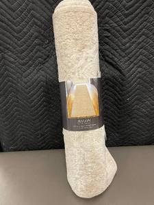 lot 10 image: Avalon Collection Soft Touch Runner Rug 2ft 2in x 8ft