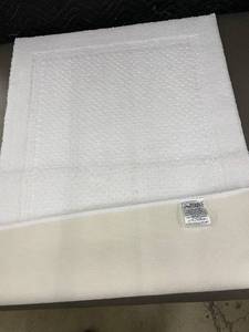 lot 17 image: Purely Indulgent White Non-Skid Bath Mat