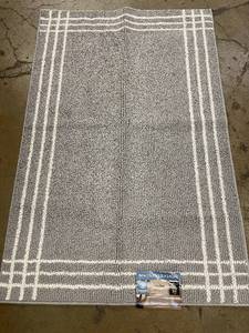 lot 31 image: New Generation Accent Rug 30 x 45 Machine Washable