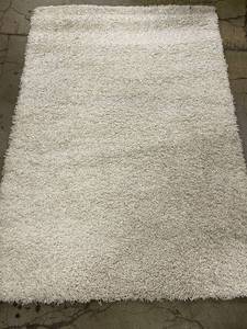 lot 55 image: nuLOOM 4x6 White Bobo Shaggy Rug (Previously used)
