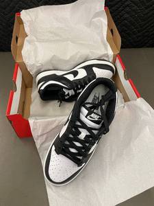 lot 72 image: Nike Dunk Low Womens Sneakers Size 8 New