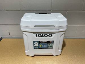 lot 208 image: Igloo Latitude 30qt Roller Marine Cooler