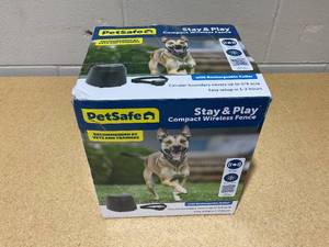 lot 46 image: PetSafe Stay & Play Compact Wireless Fence for Dogs, Covers 34-Acre, Portable