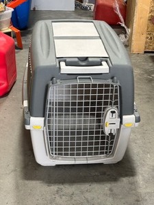 lot 33 image: Dog Kennel