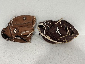 lot 59 image: Baseball Gloves