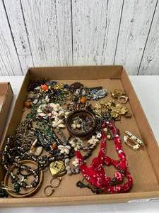 lot 593 image: Vintage Jewelry
