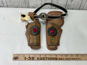 lot 115 image: Vintage Toy Gun & Holster