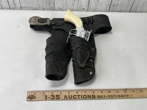 lot 116 image: Vintage Toy Holster & Gun
