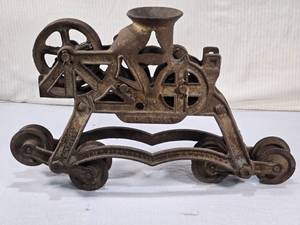 lot 5 image: Vintage Cast Iron Hay Trolley