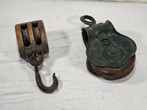 lot 10 image: Vintage Pulley, Block and Tackle with Hook