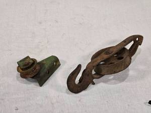 lot 21 image: Vintage Blocka nd Tackle Pulley for Hay Loft & Pulley with Bracket