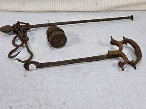 lot 23 image: Antique Balance Beam Scale with Weight