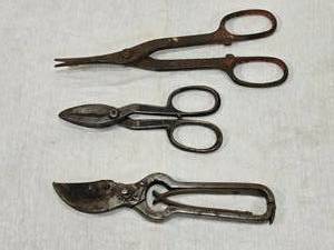 lot 38 image: Lot of Vintage Metal Shears and Snips Including Blue Bird No. 007