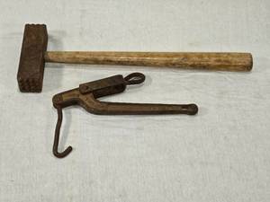 lot 39 image: Mitie Tiny Durbin Chain Tightener and Bushing Hammer
