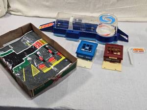 lot 66 image: Vintage Matchbox Super Spin Car Wash Set with Accessories - Conveyor Belt Broken and Building Pops Police Station, Schoolhouse
