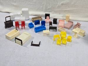 lot 72 image: Plastic Dollhouse Furniture Pieces Including Some Plasco and Ideal