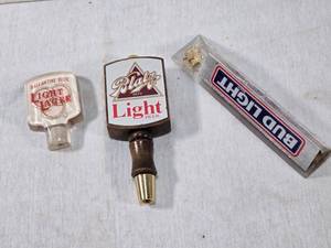 lot 199 image: Vintage Beer Tap Handles - Ballantine Beer Light Lager, Blatz Light Beer, Bud Light