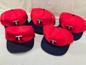 lot 233 image: Lot of 5 Minnesota Twins Baseball Caps