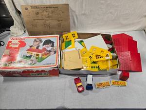 lot 268 image: 1979 Tonka Deluxe Builders Playset with Vehicles