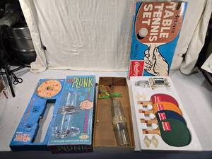 lot 272 image: Vintage Ker Plunk game by Ideal and a Unused Rawlings 4-player table tennis set