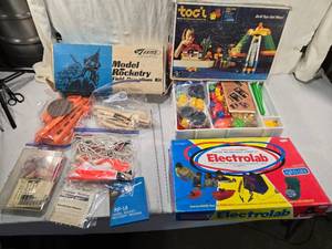 lot 274 image: Vintage Estes Model Rocketry Field Operations Kit, a Mattel Togl construction set, and an Electrolab electronic science kit