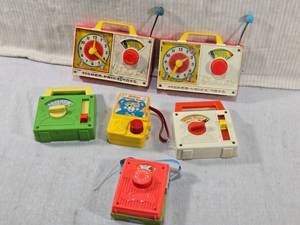 lot 290 image: Fisher-Price and Shelcore Vintage Musical Toys including two Hickory Dickory Dock clocks, a Teddy Bears Picnic radio, a Toyland radio, and a Shelcore Musical Radio
