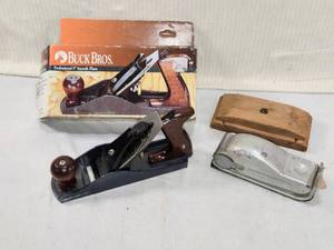 lot 319 image: Buck Bros. Professional 9 Smooth Plane New in Box with Sanding Blocks
