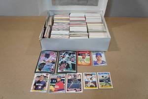 lot 83 image: Baseball Cards - Late 80s to Early 90s