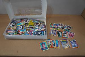 lot 85 image: Baseball Cards - Late 80s to Early 90s