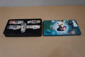 lot 89 image: John Wayne 5-Piece Collection Set - Pocket Knives and Keychain