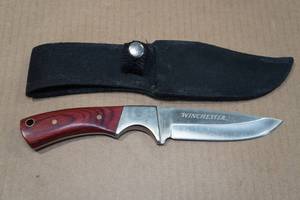 lot 94 image: Winchester Fixed Blade Hunting Knife