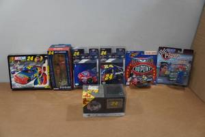 lot 148 image: Nascar Jeff Gordon Collectibles - Building Set, Bobblehead