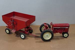 lot 152 image: Ertl International Farmall Tractor and Hay Wagon 116 Scale Replica