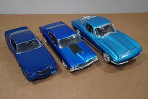 lot 170 image: 3 Car Replicas - 124 Scale Chevelle SS & Camaro, 118 Scale Corvette