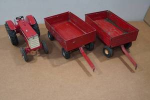 lot 171 image: Ertl International Farmall Tractor and Wagons 116 Scale Replica