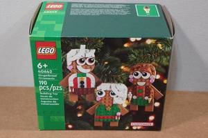 lot 204 image: Lego Gingerbread Ornaments 190 Piece Building Set