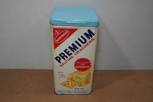 lot 261 image: Vintage Nabisco Saltine Crackers Tin