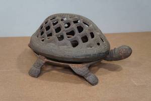 lot 283 image: Vintage Cast Iron Turtle Candle Holder