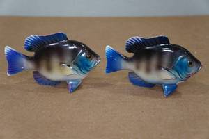 lot 293 image: Vintage Salt & Pepper Shaker Set - Blue Gill