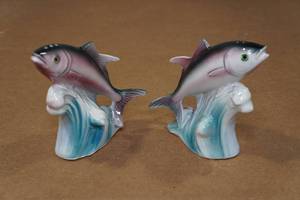 lot 297 image: Vintage Salt & Pepper Shaker Set
