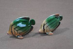 lot 303 image: Vintage Tropical Fish Salt & Pepper Shaker Set