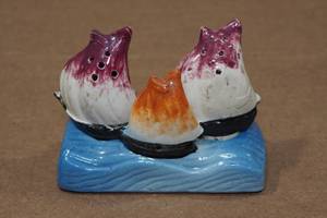 lot 304 image: Vintage Bobble Sailboat Salt & Pepper Shaker Set
