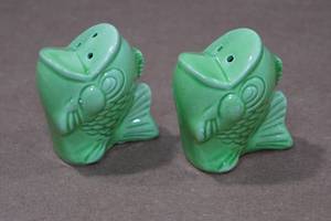 lot 309 image: Vintage Green Fish Salt & Pepper Shaker Set
