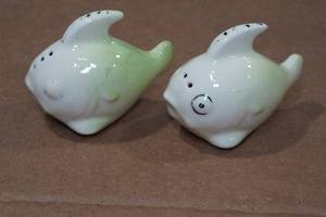lot 310 image: Vintage Blue Fish Salt & Pepper Shaker Set