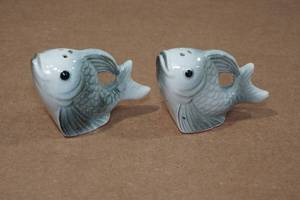lot 312 image: Vintage Fish Salt & Pepper Shaker Set
