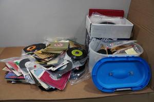 lot 372 image: Large Assortment of Vinyl Records - 45s, LP