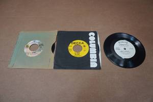 lot 370 image: Promo, Not For Resale 45 Vinyl Records - Rod Stewart, The Who, Robbins