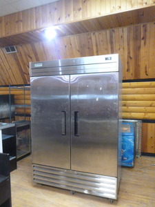lot 15 image: Economy Refrigerator 2-Door Cooler