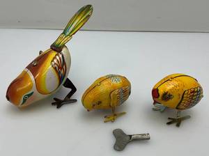 lot 6 image: Vintage Tin Litho Wind Up Bird & Chicks (ALL WORK) 4 12 & 2