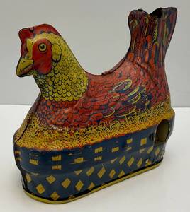 lot 8 image: Vintage Tin Litho Nesting Egg laying HenChicken Wind Up (Works) By Baldwin MFG. 5 12 (Makes Chicken Niose When Handle Is Cranked)